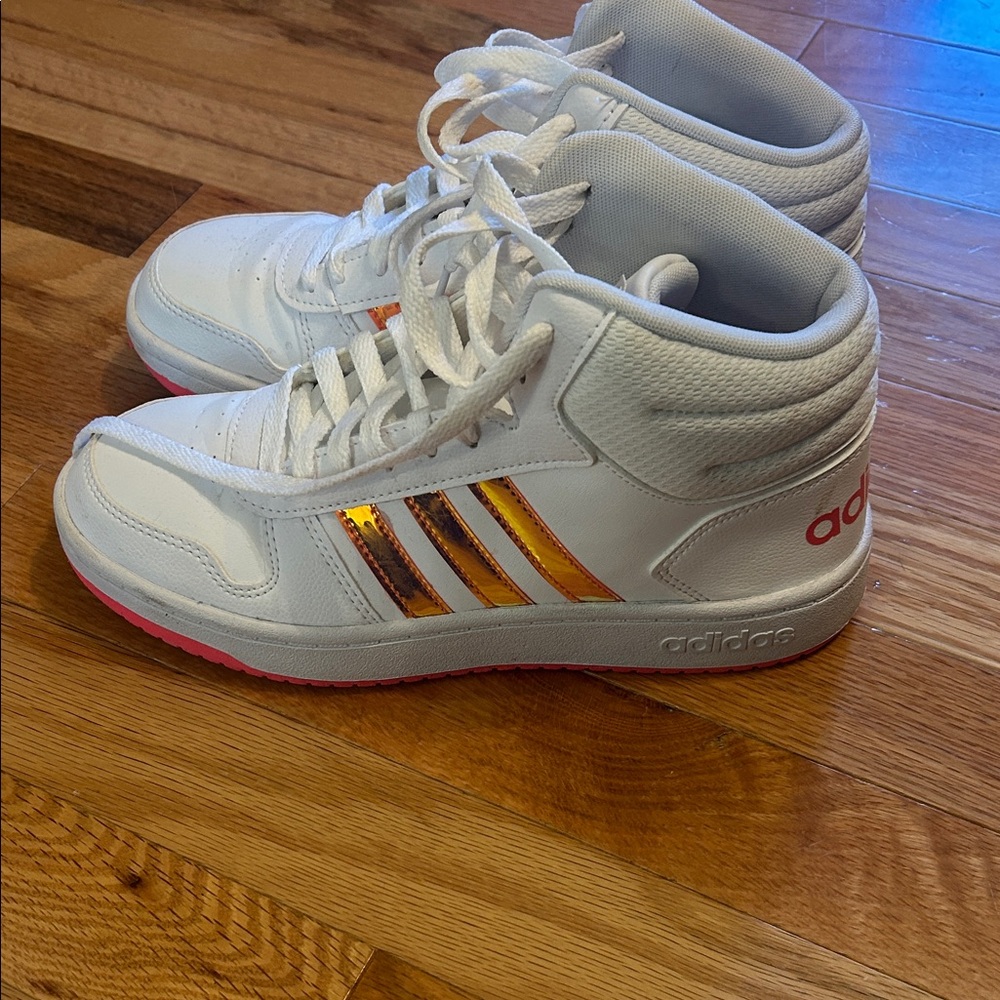 Adidas Hoops 2.0 White iridescent pink Sneakers. Pristine. Size 7 in kids/mens.